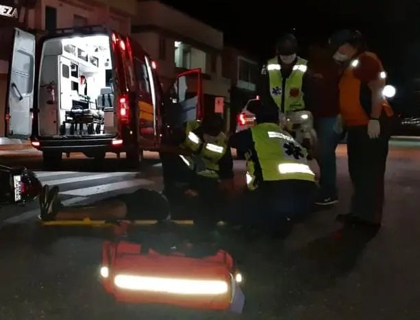 Homem &eacute; levado ao hospital ap&oacute;s colis&atilde;o entre moto e &ocirc;nibus, no Centro