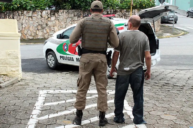 Autor da facada &eacute; preso e v&iacute;tima transferida para S&atilde;o Jos&eacute;