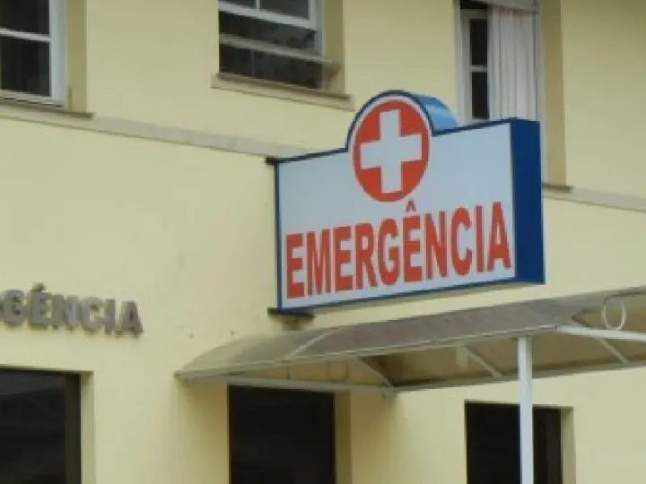 Homem embriagado e exaltado fere outro com golpe de faca
