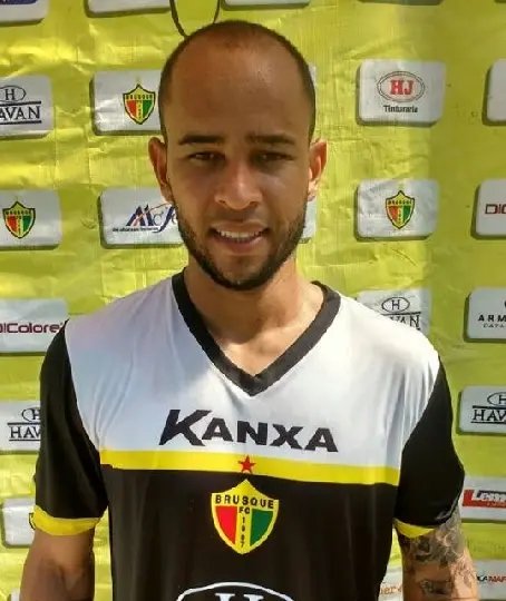 Lateral destaque renova com o Brusque FC