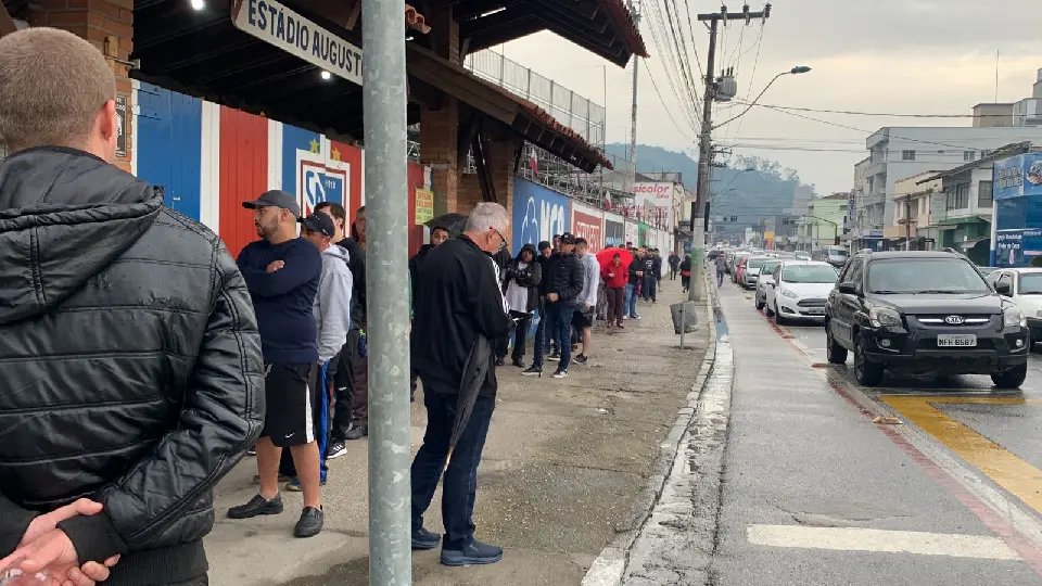 Gremistas esgotam ingressos para jogo contra o Brusque