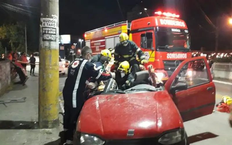 V&iacute;tima fica presa &agrave;s ferragens ap&oacute;s carro bater contra poste