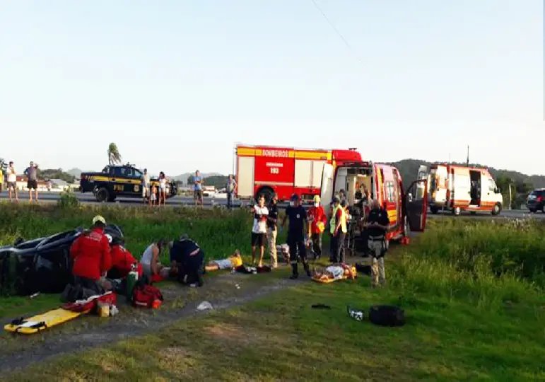 Sandero capota na BR-470 em Gaspar