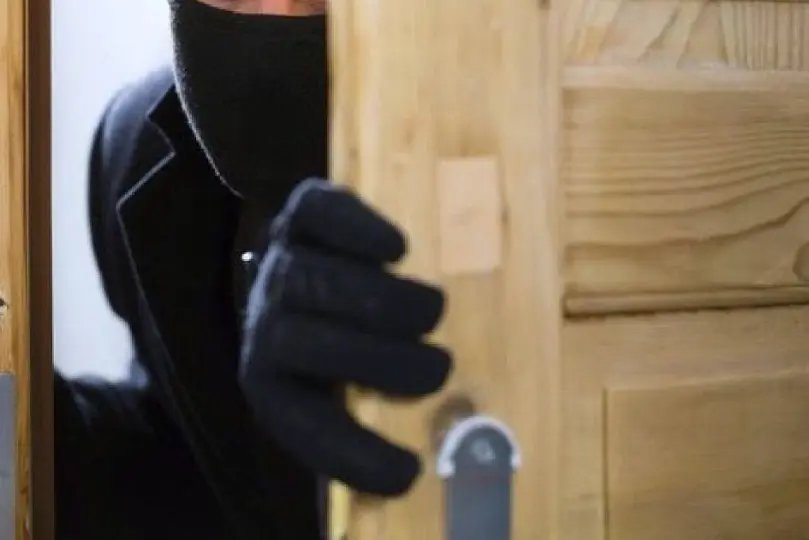 Homem sai para trabalhar e tem casa arrombada, no Guarani