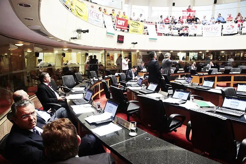Após meses de atraso, mínimo regional é aprovado