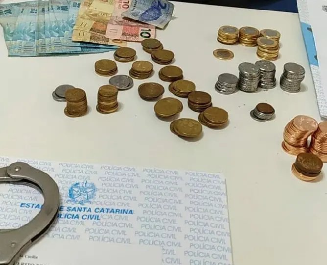 Casal &eacute; autuado em flagrante por roubo a banco