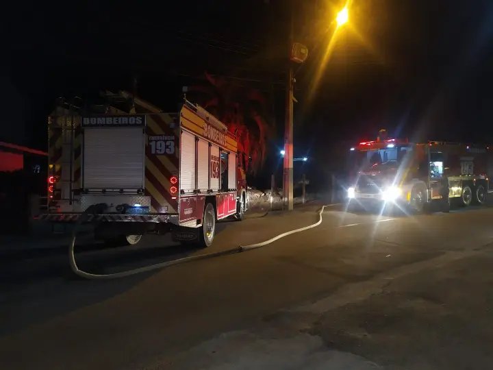Casa &eacute; atingida por inc&ecirc;ndio no Thomas Coelho
