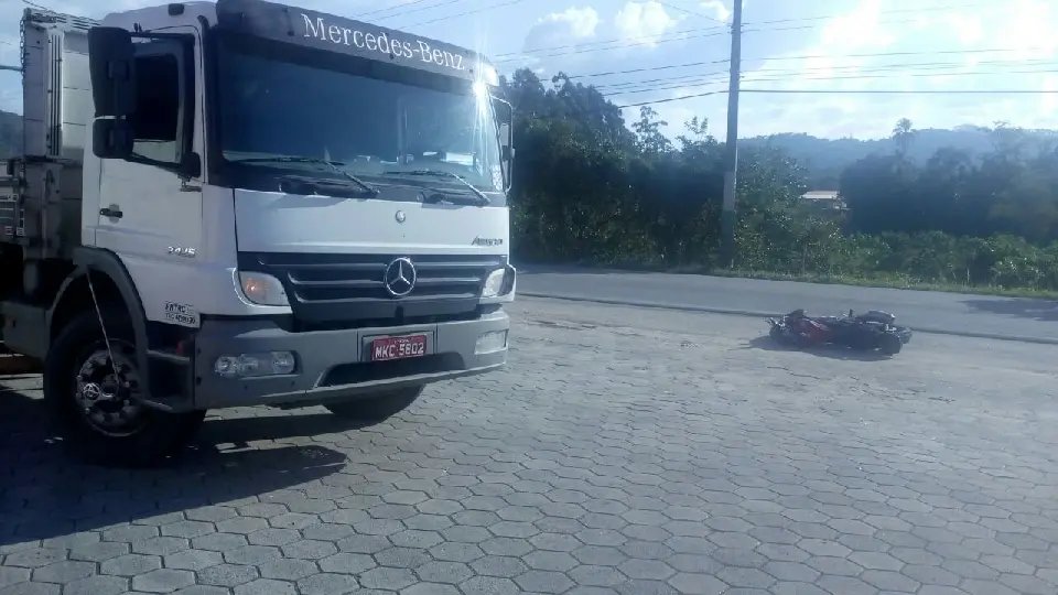 Colisão envolvendo caminhão e moto deixa motociclista ferido 