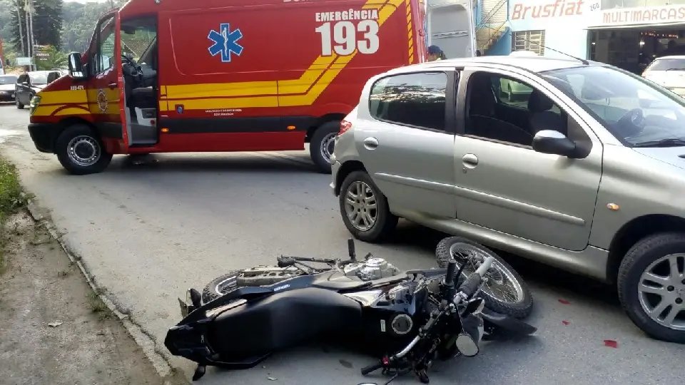 Motociclista fica ferido em colisão na rua São Pedro