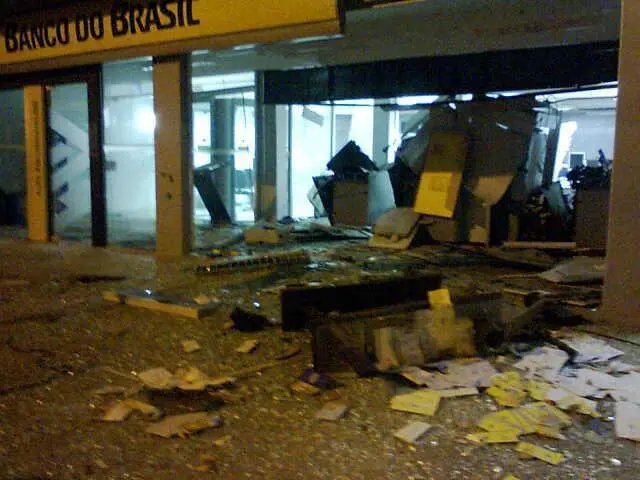 Caixas eletrônicos são explodidos na madrugada