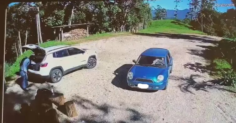 (V&Iacute;DEO) Bandido assalta e tranca mulheres no porta-malas em Guabiruba