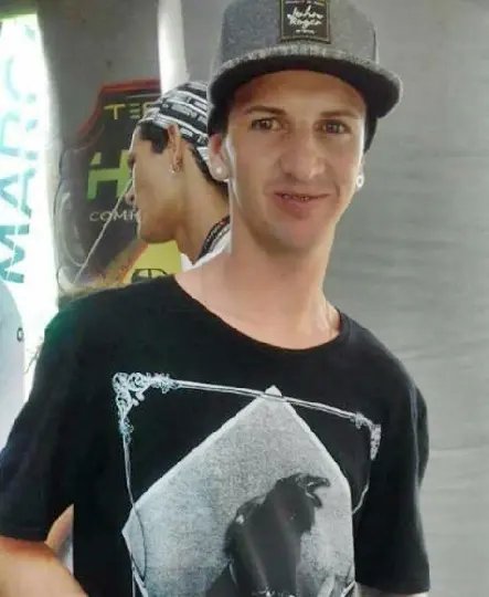 Jovem morre enquanto consertava seu carro