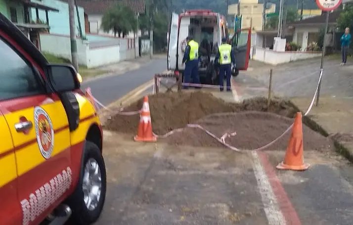 Piloto &eacute; socorrido ap&oacute;s cair em buraco aberto na via p&uacute;blica