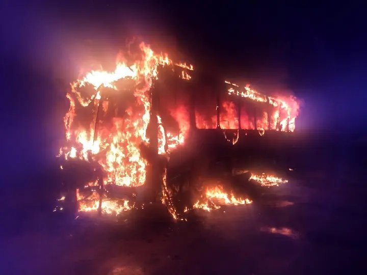 &Ocirc;nibus &eacute; destru&iacute;do pelo fogo no Tomaz Coelho
