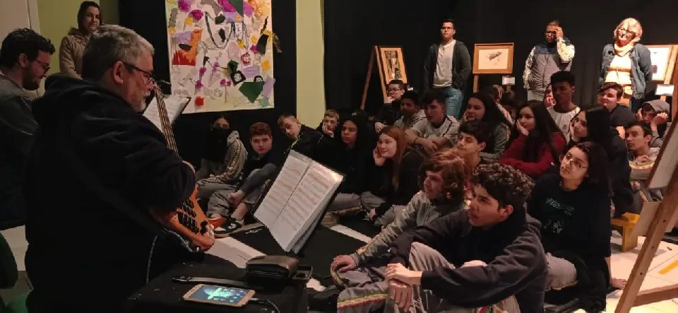 Projeto &ldquo;Galeria Itinerante vai &agrave; Escola&rdquo; passa pela Escola Professora Isaura Gouv&ecirc;a Gevaerd 