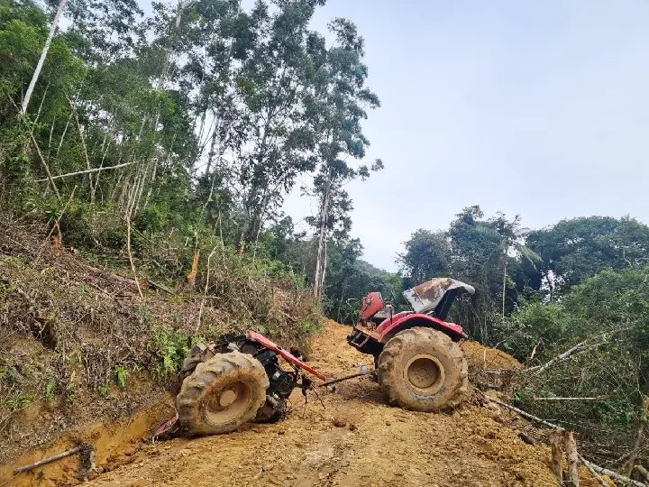 Acidente parte trator ao meio em Botuver&aacute;