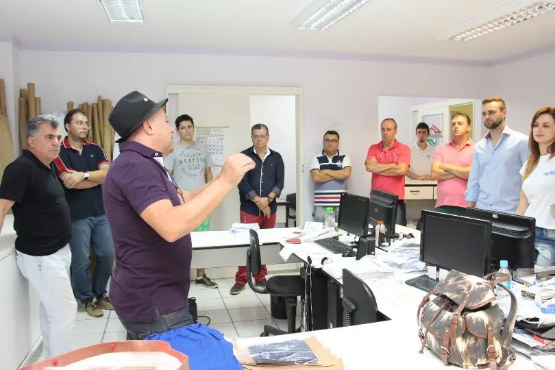AmpeBr discute parcerias com empresários