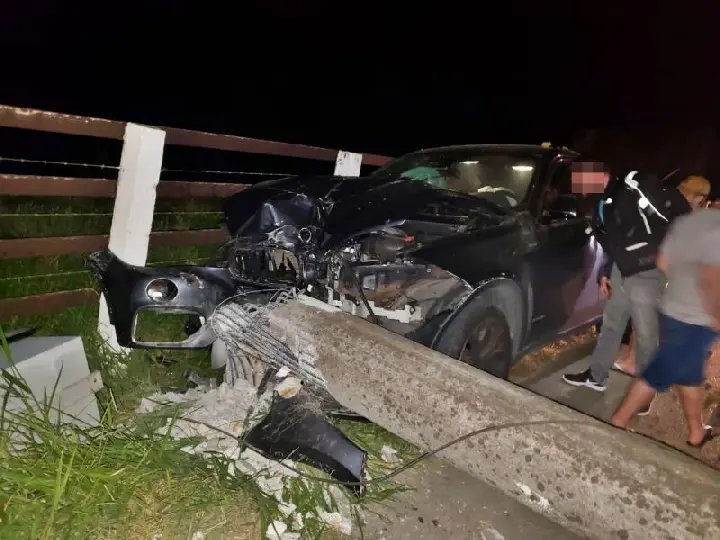 ​BMW fica destru&iacute;da em choque contra poste em SJB