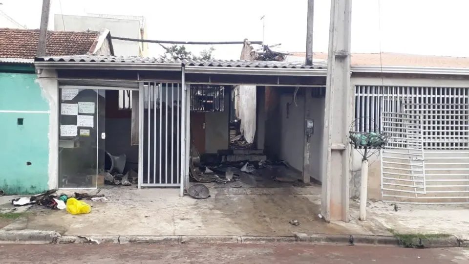 Homem morre ap&oacute;s atear fogo na casa para matar a esposa
