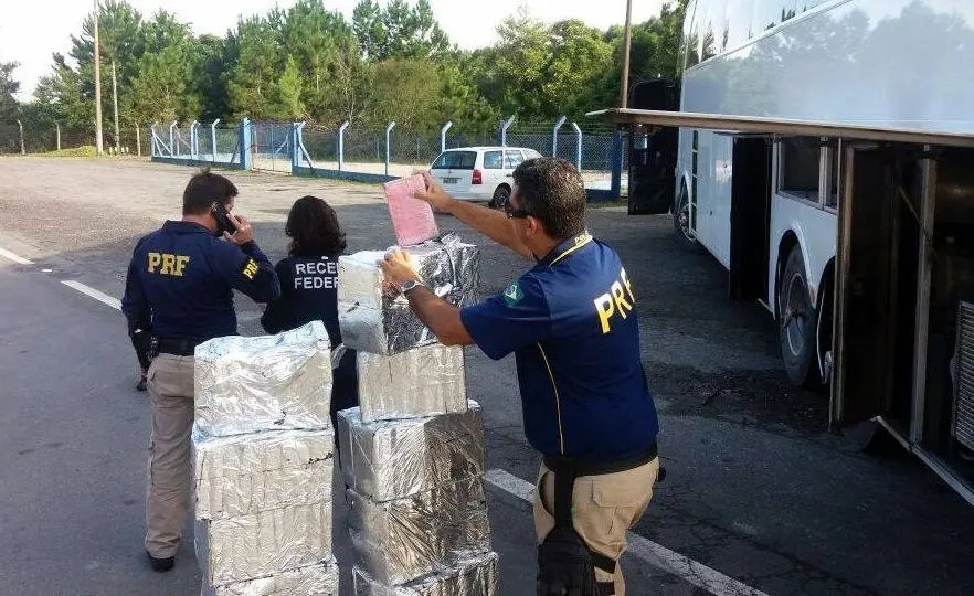 PRF flagra 230 kg de droga em ônibus