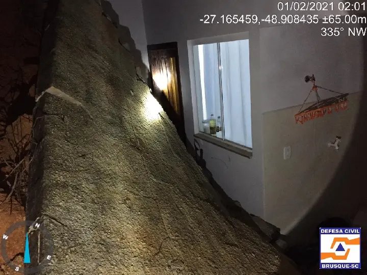 Casas s&atilde;o atingidas por deslizamento e queda de muro, no Zant&atilde;o