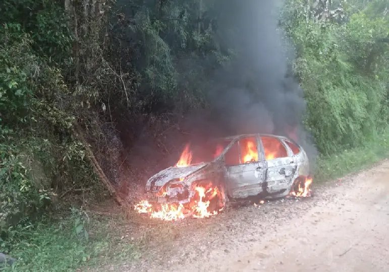 Ap&oacute;s sa&iacute;da de pista carro explode em Nova Trento