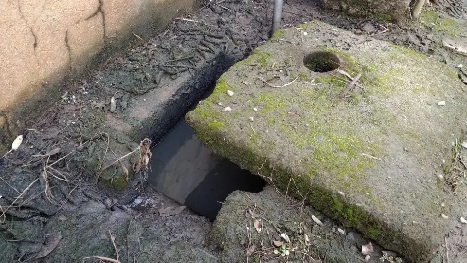 Moradores preocupados com boca de lobo entupida