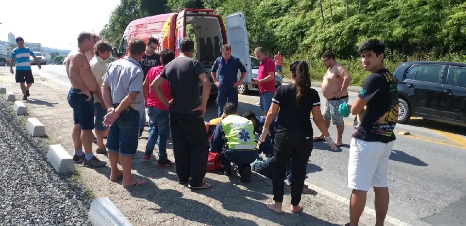 Ciclista &eacute; socorrido com suspeita de TCE ap&oacute;s sofrer queda