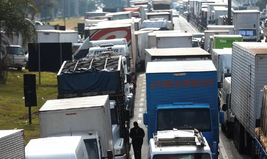  Justi&ccedil;a pro&iacute;be bloqueio de rodovias
