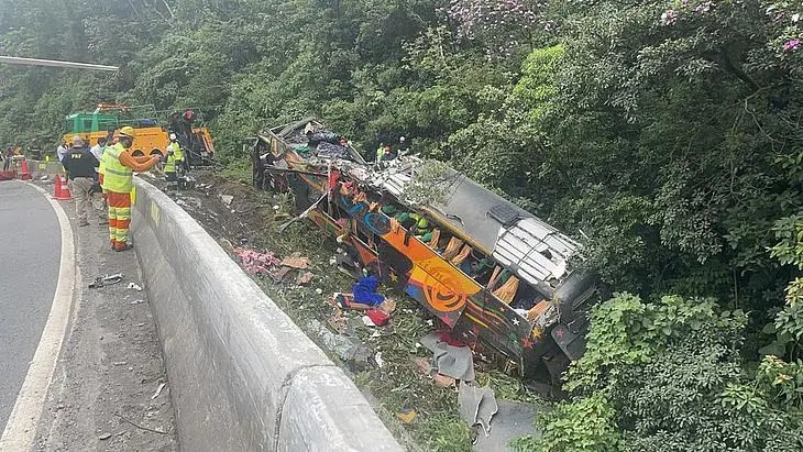 Sobrevivente de acidente com &ocirc;nibus &eacute; preso logo ap&oacute;s receber alta