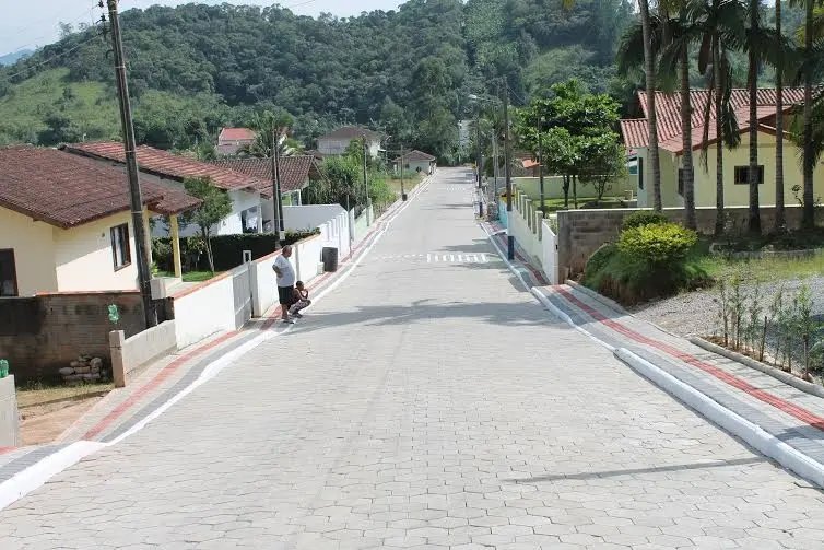 Inaugurada pavimentação no Bairro Guabiruba Sul