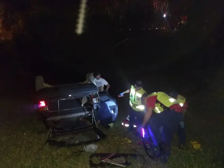 Ve&iacute;culo sai da pista e capota em barranco de sete metros