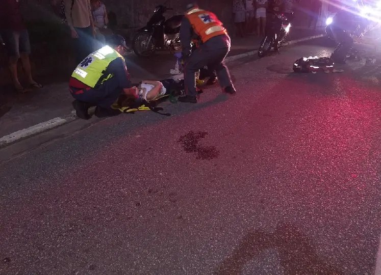 Duas motociclistas se envolvem em acidente com carro no centro