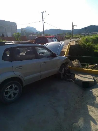 Motorista &eacute; conduzido ao hospital ap&oacute;s colidir em ponte no Dom Joaquim