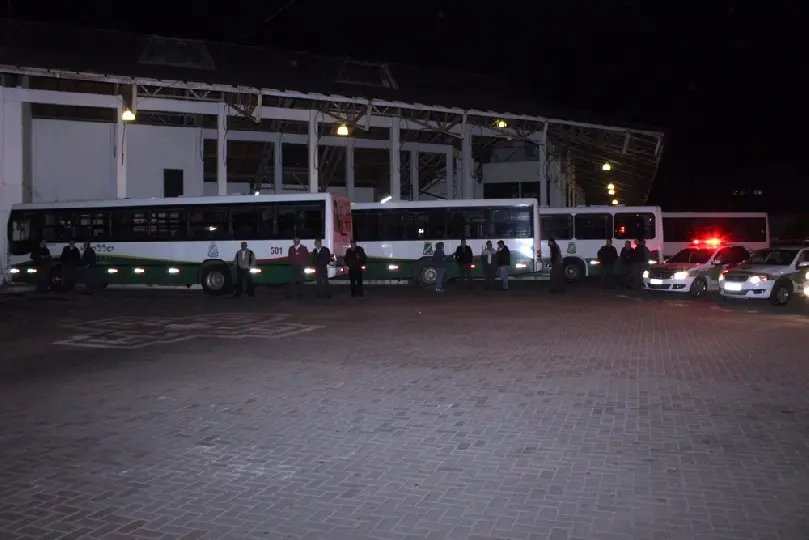 Ônibus têm saída bloqueada por protesto na madrugada