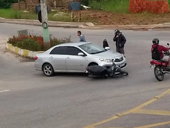Moto e carro se chocam na sa&iacute;da da Ponte do Rio Branco
