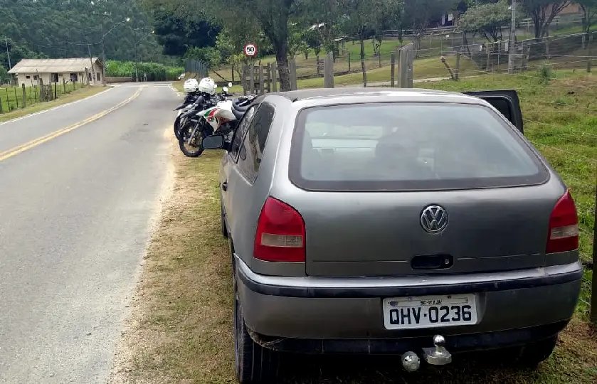 PM apreende suposto ve&iacute;culo usado no roubo em Guabiruba