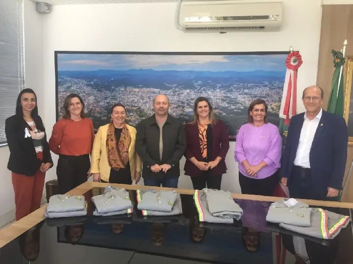 Estudantes da Rede Municipal recebem uniforme de inverno