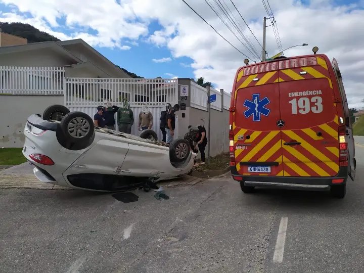 Carros colidem e um capota, no centro de Botuver&aacute;