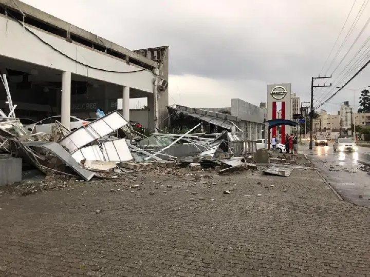 Itajaí encontra-se em estado de alerta devido ao vendaval no início da manhã