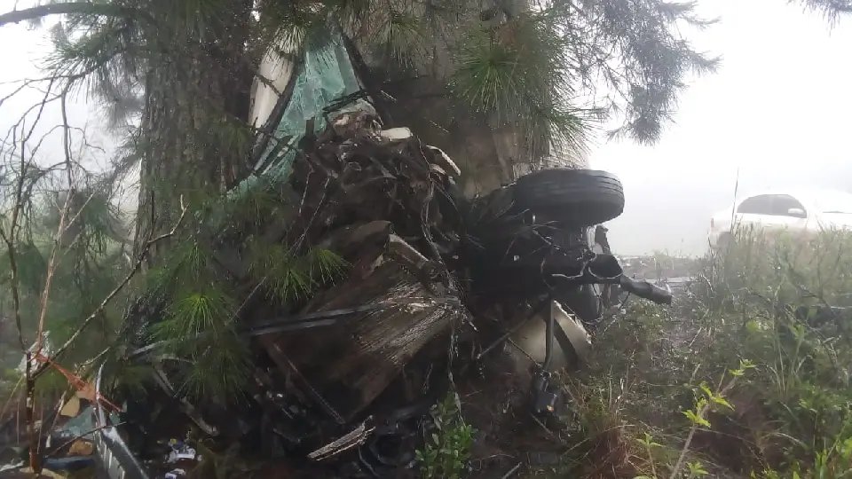 Colis&atilde;o entre caminh&otilde;es deixa motorista ferido em estado grave