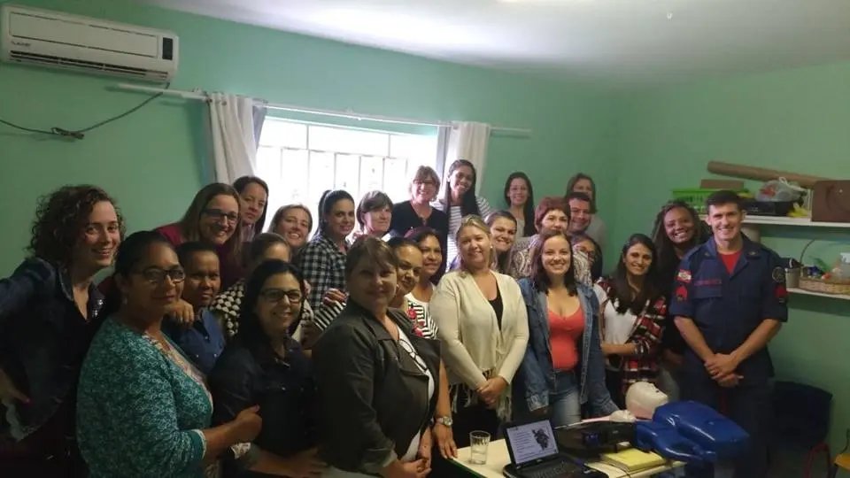 Bombeiros realizam palestras para professores e colaboradores de escola infantil