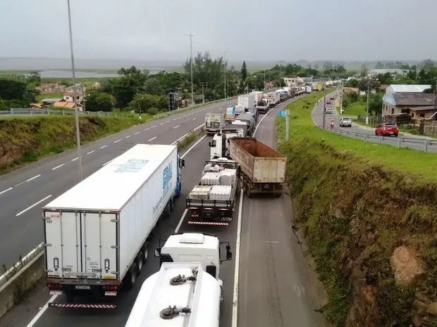 Caminhoneiros mantêm manifestações