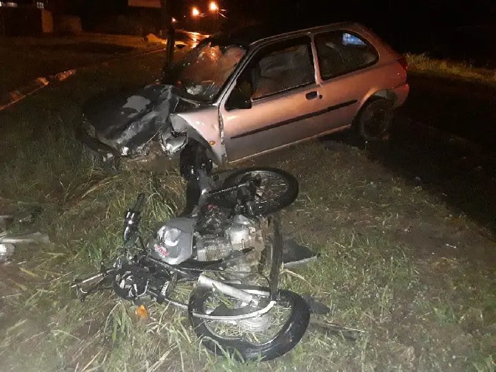 ​Choque entre Fiesta e moto deixa duas v&iacute;timas graves