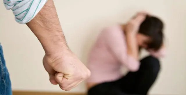 PM leva homem suspeito de agredir mulher e filha para a DP