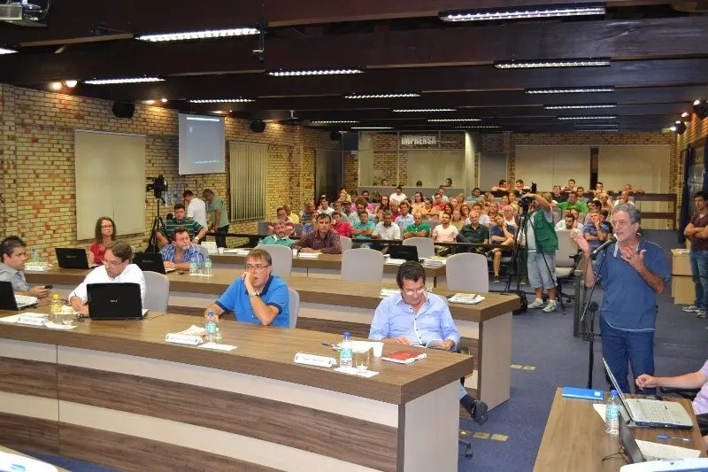 Após seis horas de embate, projeto é derrubado