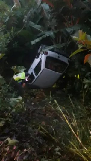 Carro despenca em ribanceira durante esta madrugada