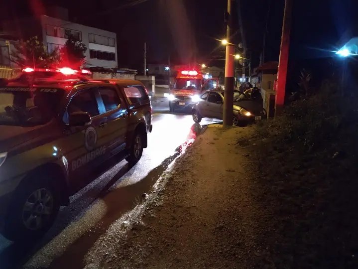 Colis&atilde;o de carro contra poste deixa homem ferido