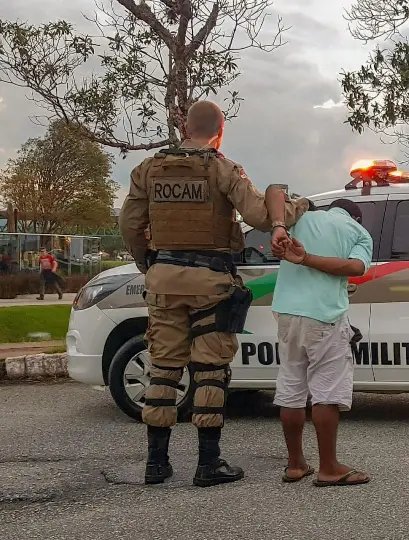 PM flagra tr&aacute;fico de drogas na pra&ccedil;a Gilberto Colzani, no Centro