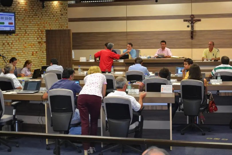 Câmara derruba quatro vetos do prefeito
